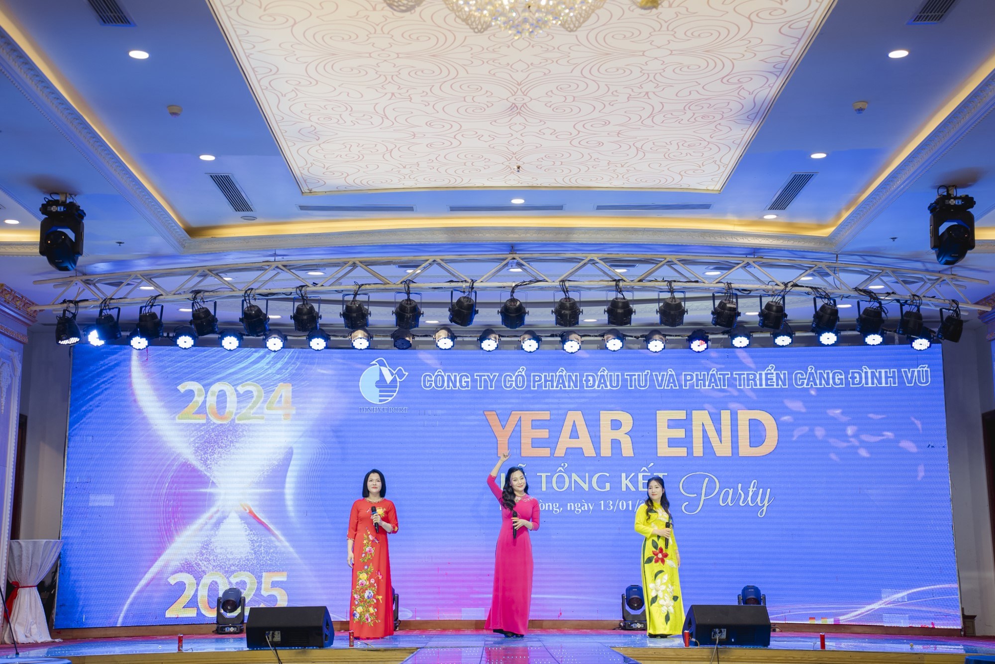 Tốp ca nữ Cảng Đình Vũ biểu diễn tiết mục "Điệp khúc mùa xuân"